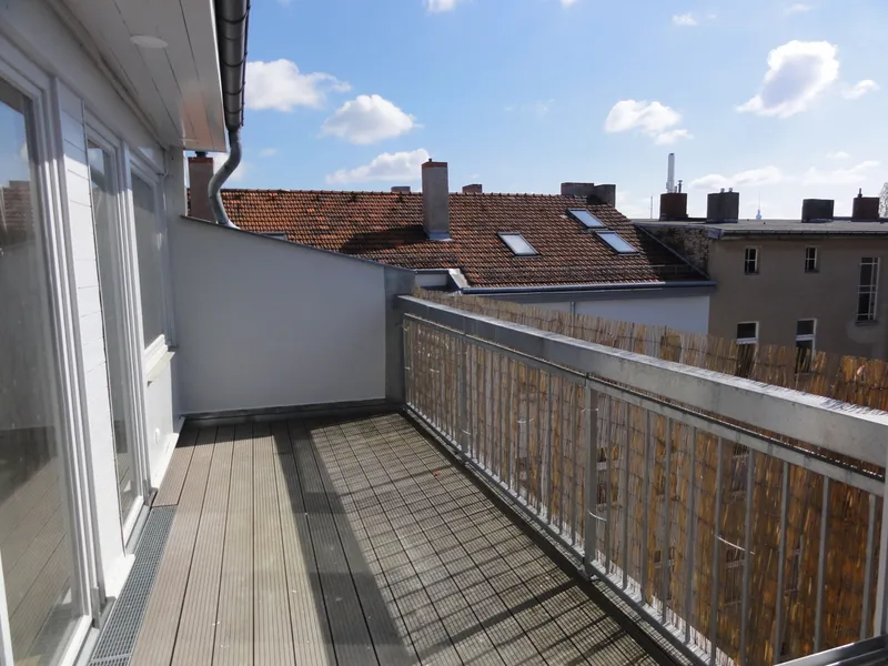 Schöne 3 Zi.-Dachgeschoß-WE mit Terrasse !!!  inkl. EBK, Bad, WC !!! (kein Aufzug) — photo 1